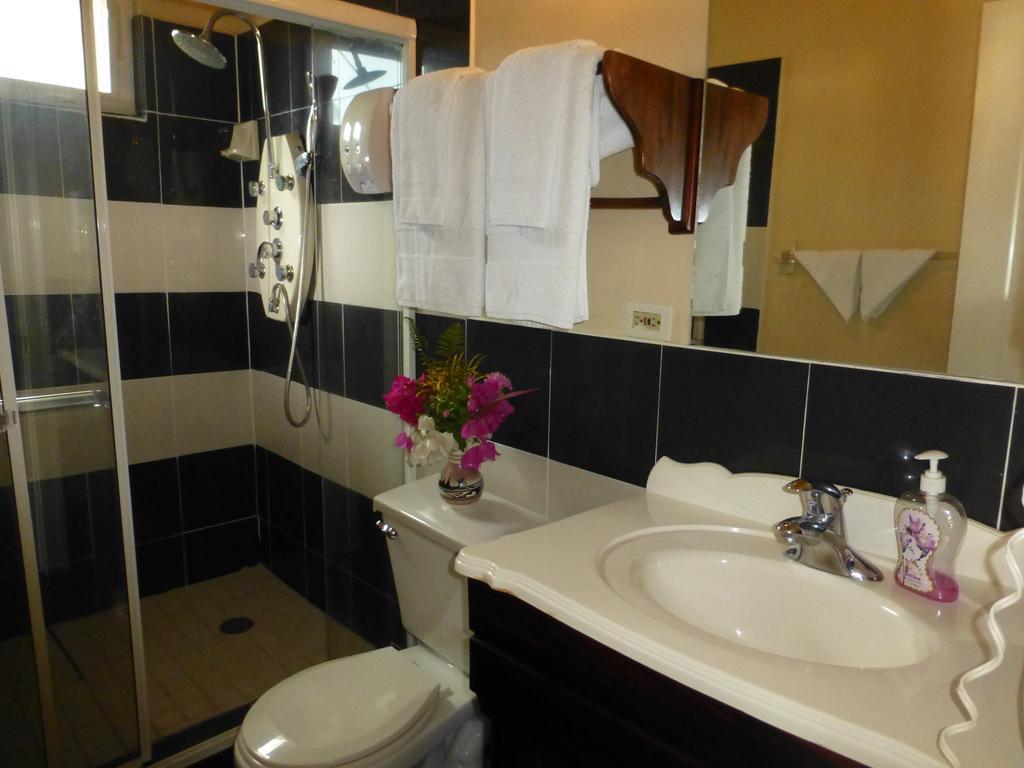 Guest House Villa Mishkan Runaway Bay Habitación foto