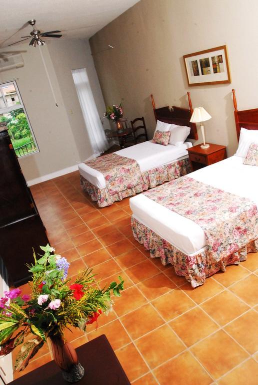Guest House Villa Mishkan Runaway Bay Habitación foto